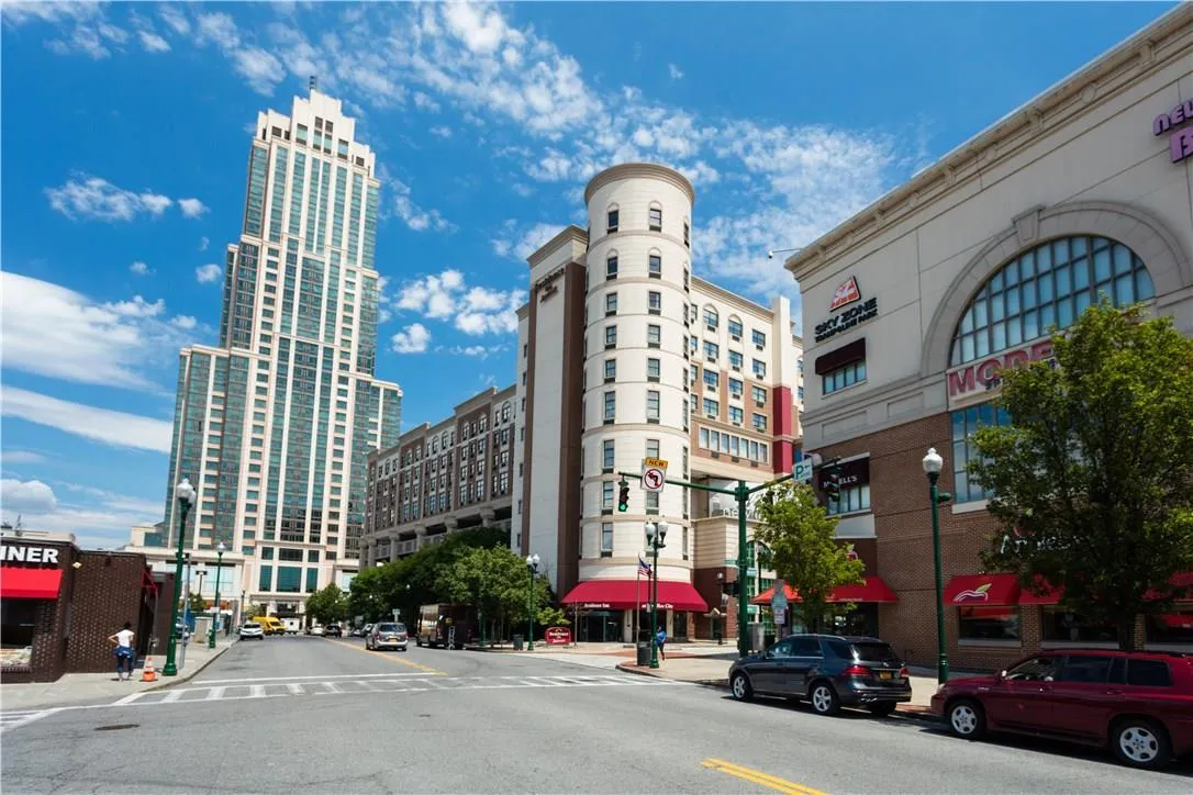 walk to all that New Rochelle downtown has to offer! walk to all that New Rochelle downtown has to offer!