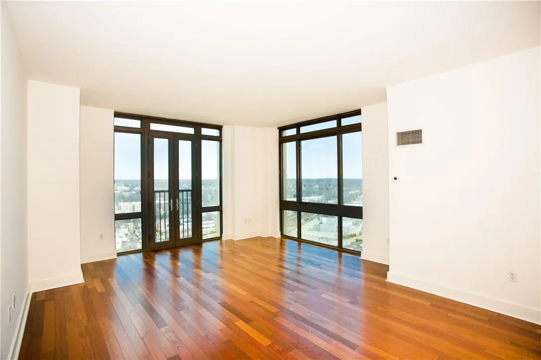 Spacious corner unit, living room with Juliette doors. Spacious corner unit, living room with Juliette doors.