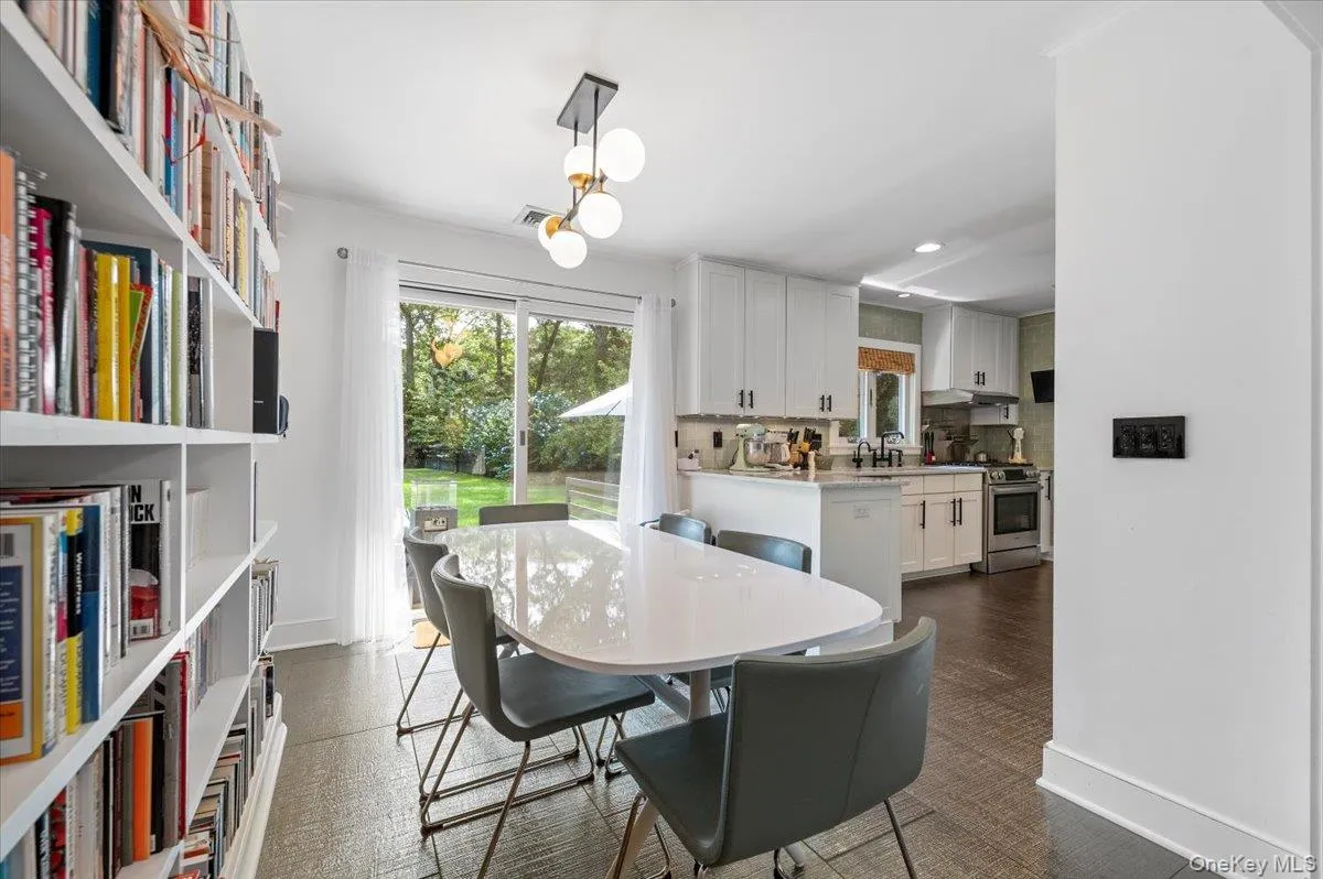 Dining area with baseboards and recessed lighting Dining area with baseboards and recessed lighting