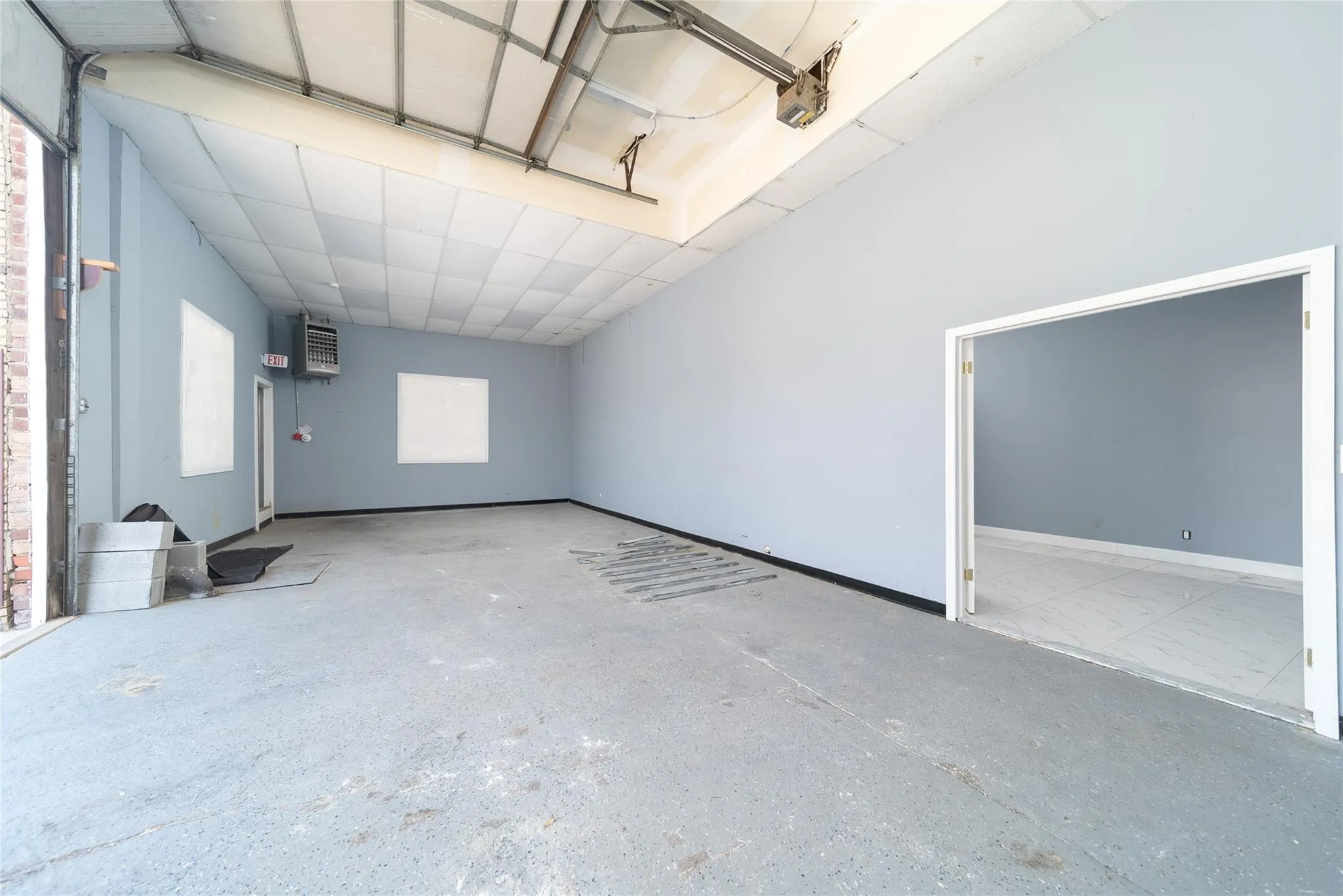 Garage with a heating unit Garage with a heating unit