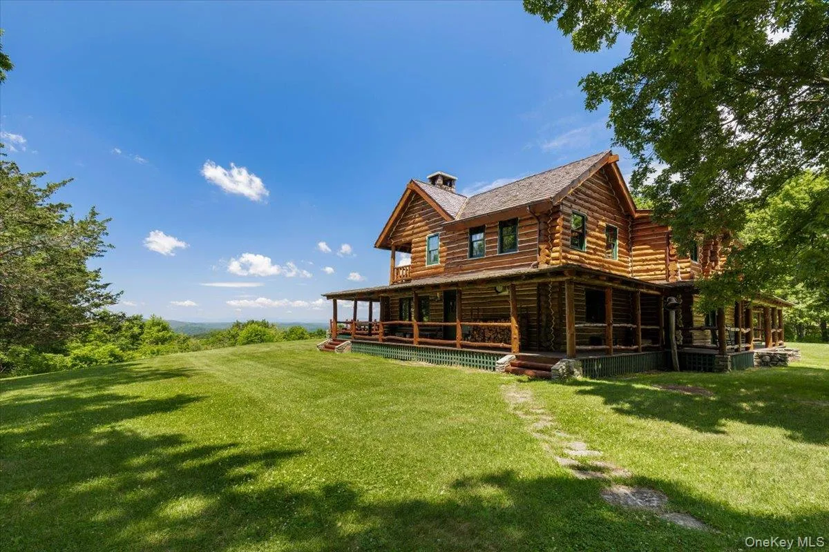 From all angles the property has amazing panoramic views. From all angles the property has amazing panoramic views.