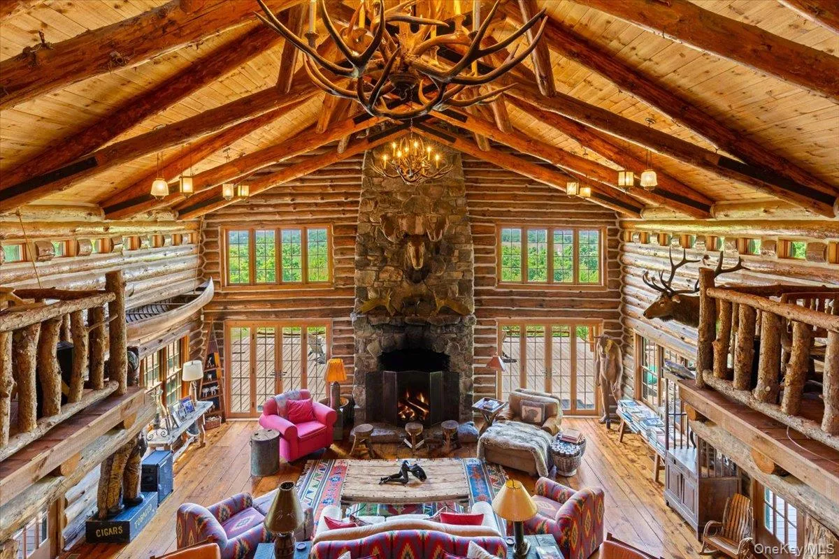 Enormous amount of natural light throughout the house Enormous amount of natural light throughout the house