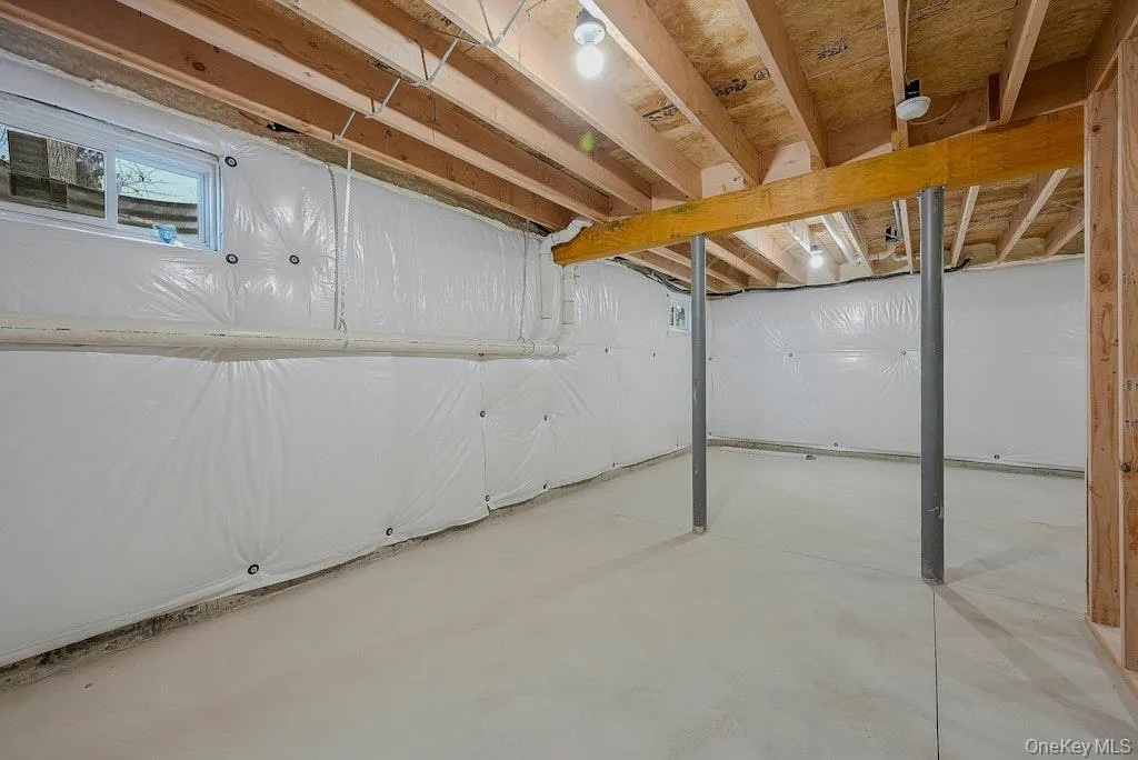 Full basement, insulation on walls & ceiling Full basement, insulation on walls & ceiling