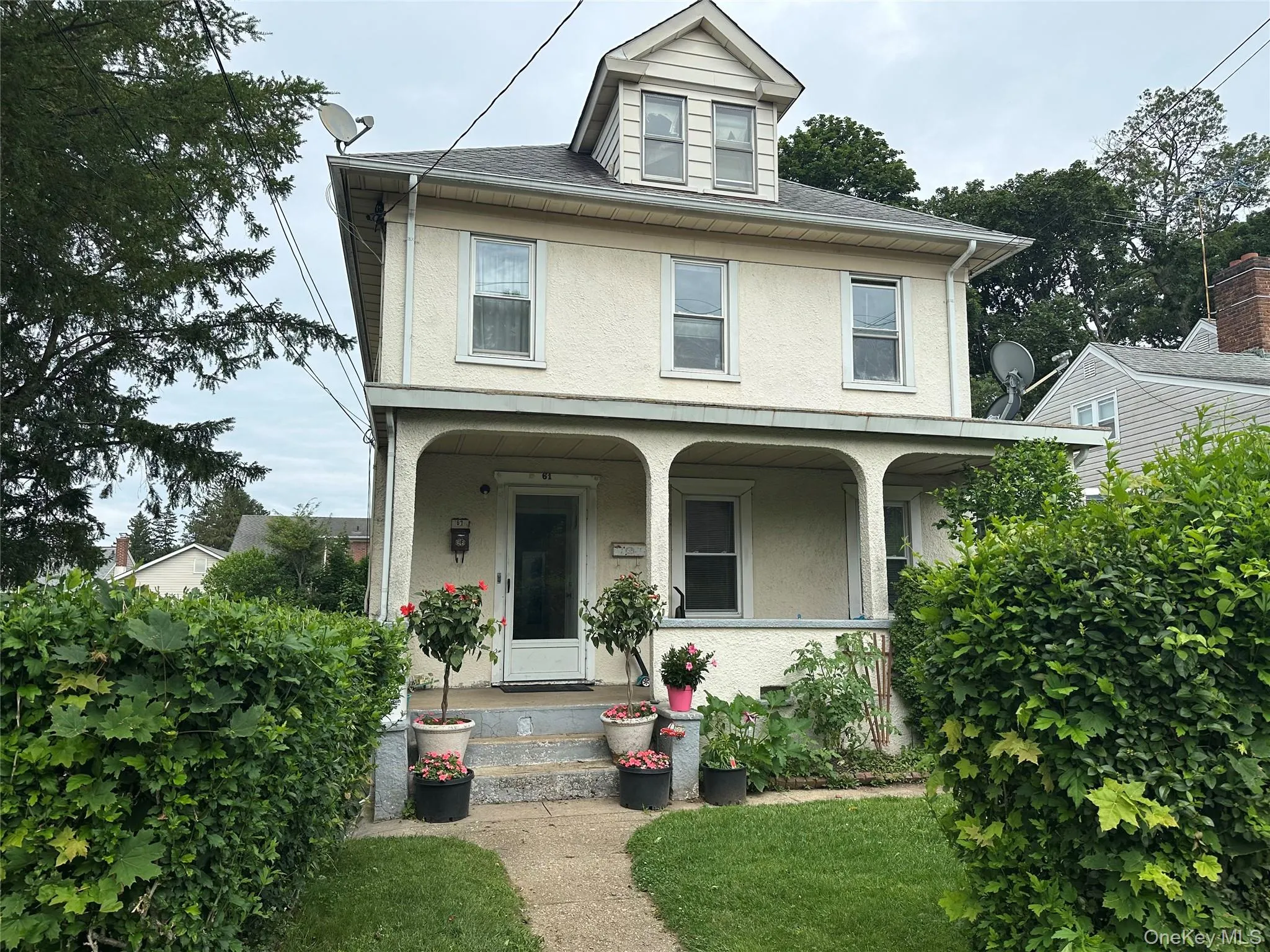 View of front facade with covered porch and stucco siding View of front facade with covered porch and stucco siding