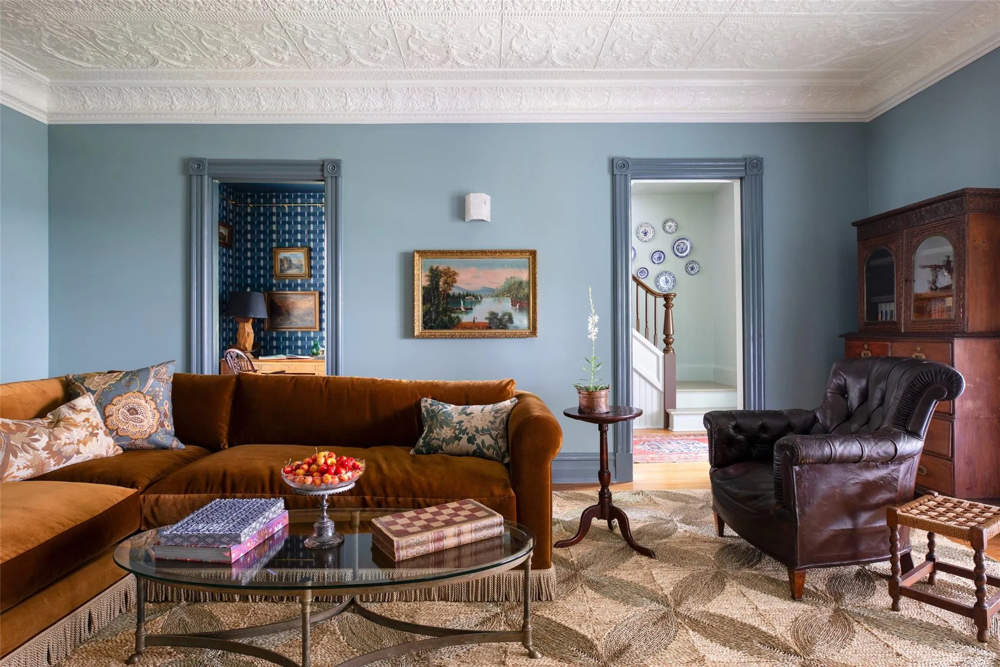 Living room with crown molding Living room with crown molding