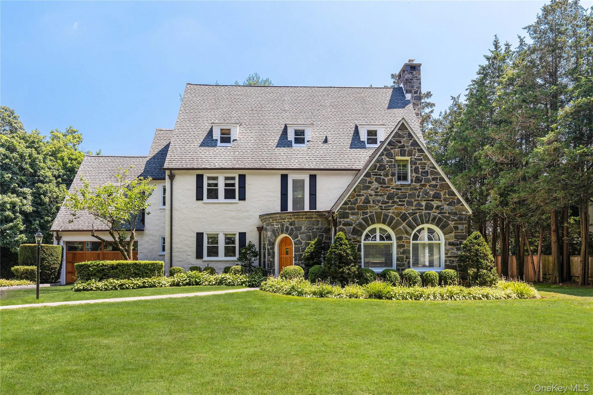 Spacious level front yard and plenty of guest parking in the semi circle driveway Spacious level front yard and plenty of guest parking in the semi circle driveway