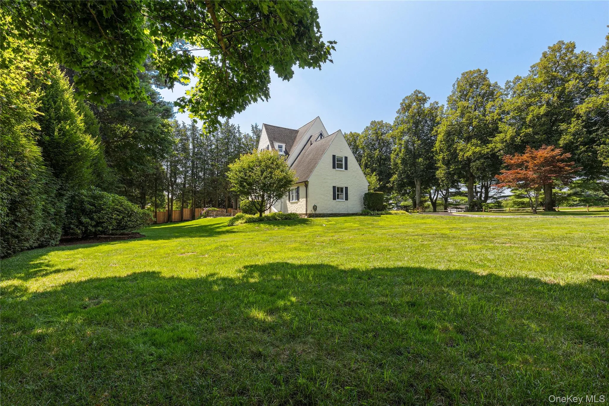 Spacious side yard Spacious side yard