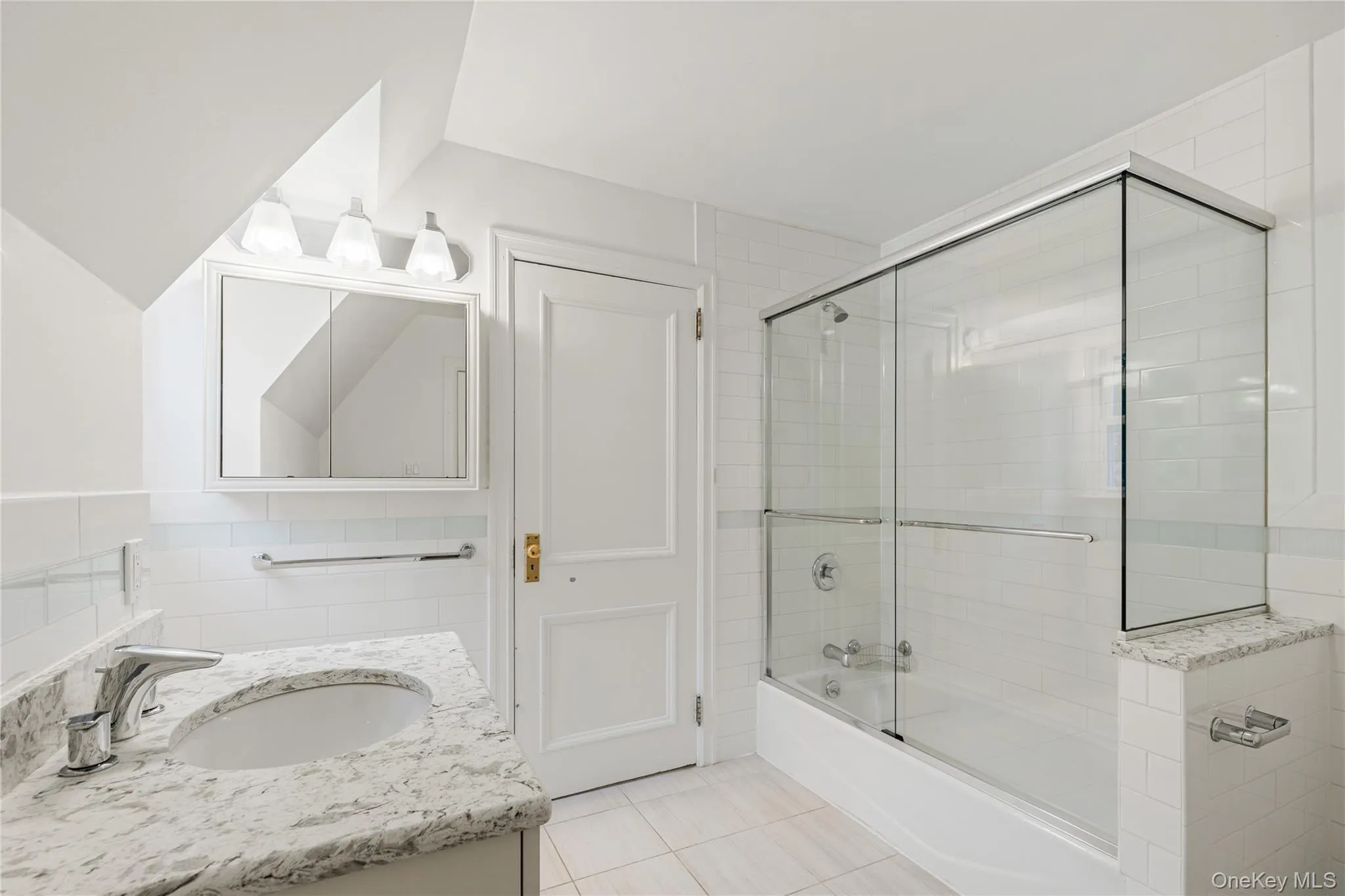Ensuite bathroom with tub /shower Ensuite bathroom with tub /shower