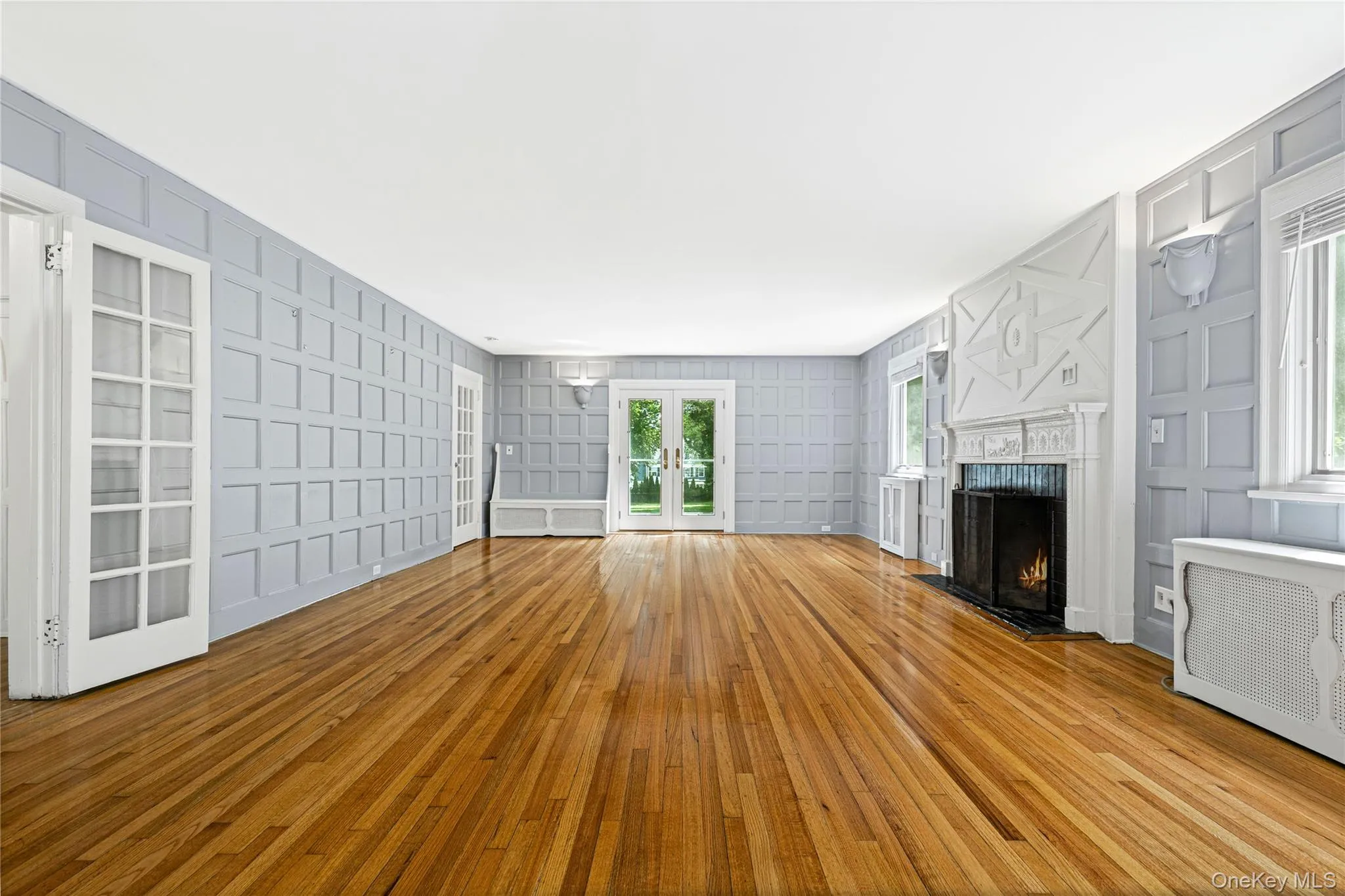 ...Glass Doors to one of the terraces. ...Glass Doors to one of the terraces.