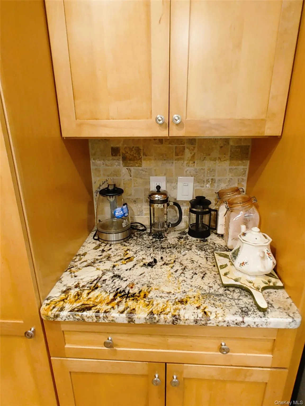 Detailed view of the beverage bar with back splash and granite counter. Detailed view of the beverage bar with back splash and granite counter.