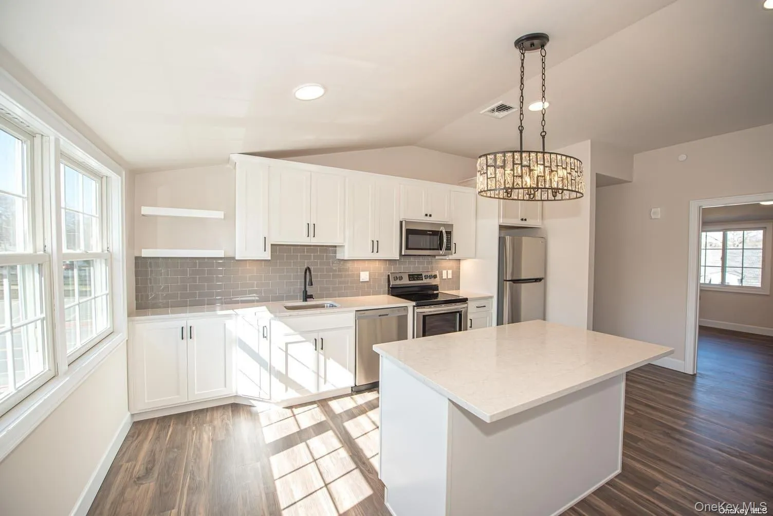 High end features and fixtures quartz wood floors High end features and fixtures quartz wood floors