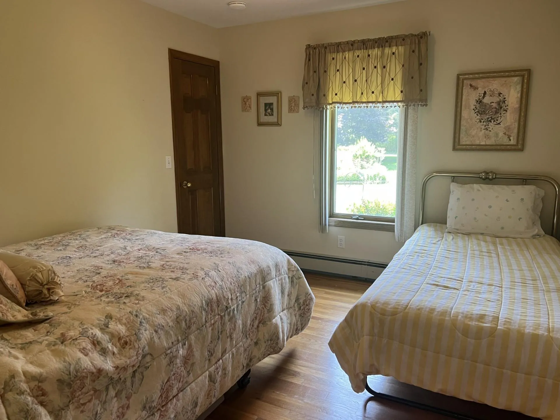 Guest bedroom with Queen bed and 1 twin bed. Guest bedroom with Queen bed and 1 twin bed.