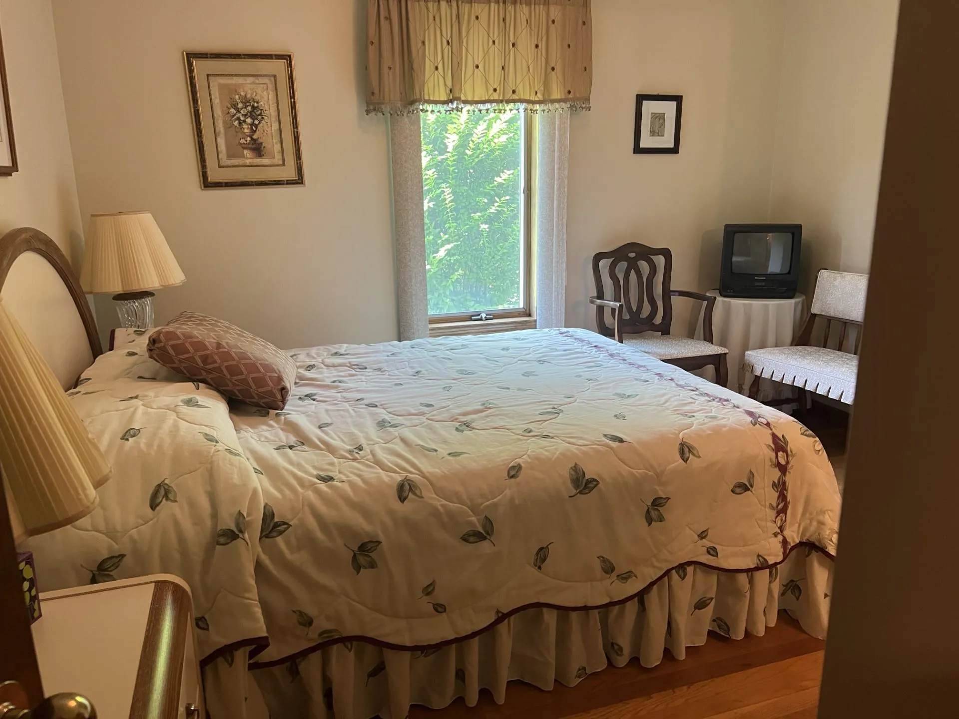 2nd en- suite with queen bed. 2nd en- suite with queen bed.