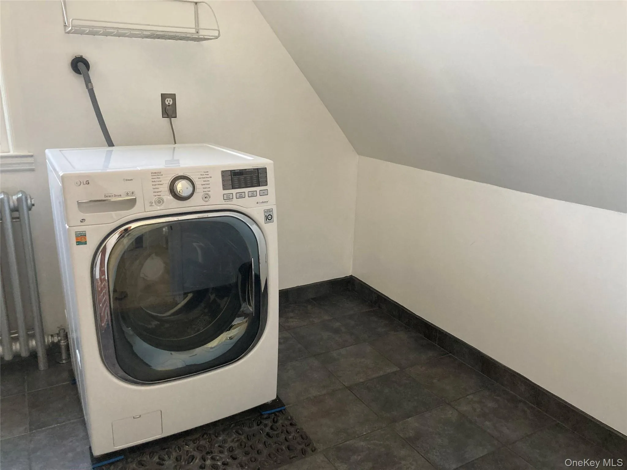Laundry room with washer / clothes dryer and radiator Laundry room with washer / clothes dryer and radiator
