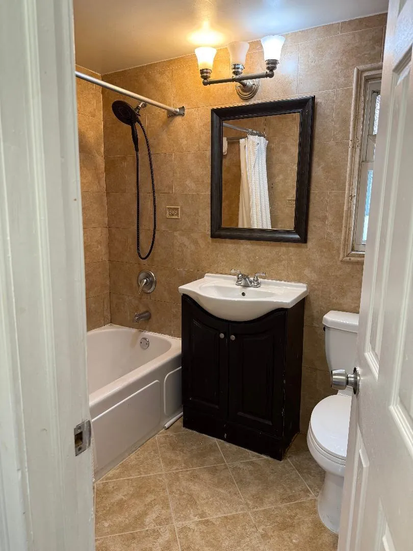 Full bathroom Full bathroom