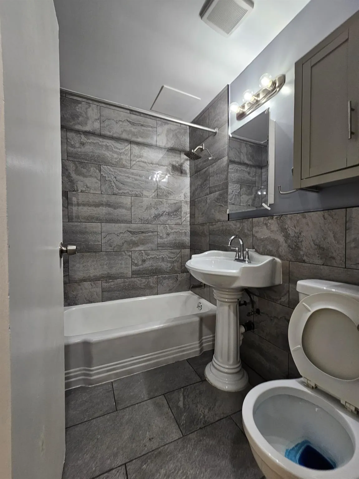 Bathroom with bathtub / shower combination and tile walls Bathroom with bathtub / shower combination and tile walls