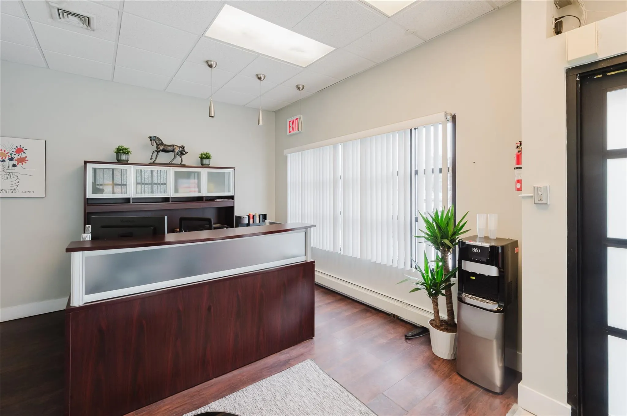 Welcome area with a drop ceiling Welcome area with a drop ceiling