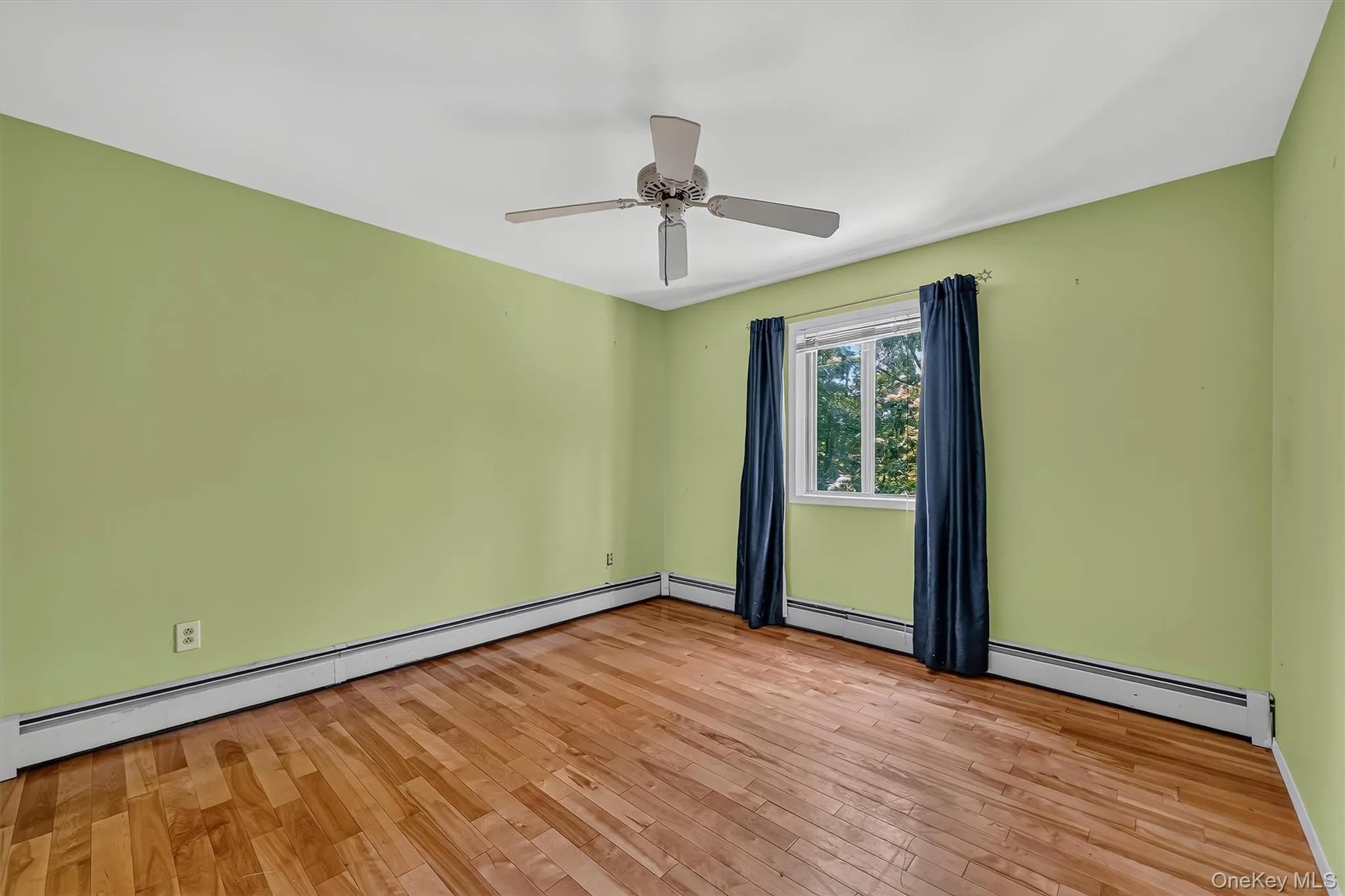 Nice size corner bedroom that overlooks front yard Nice size corner bedroom that overlooks front yard