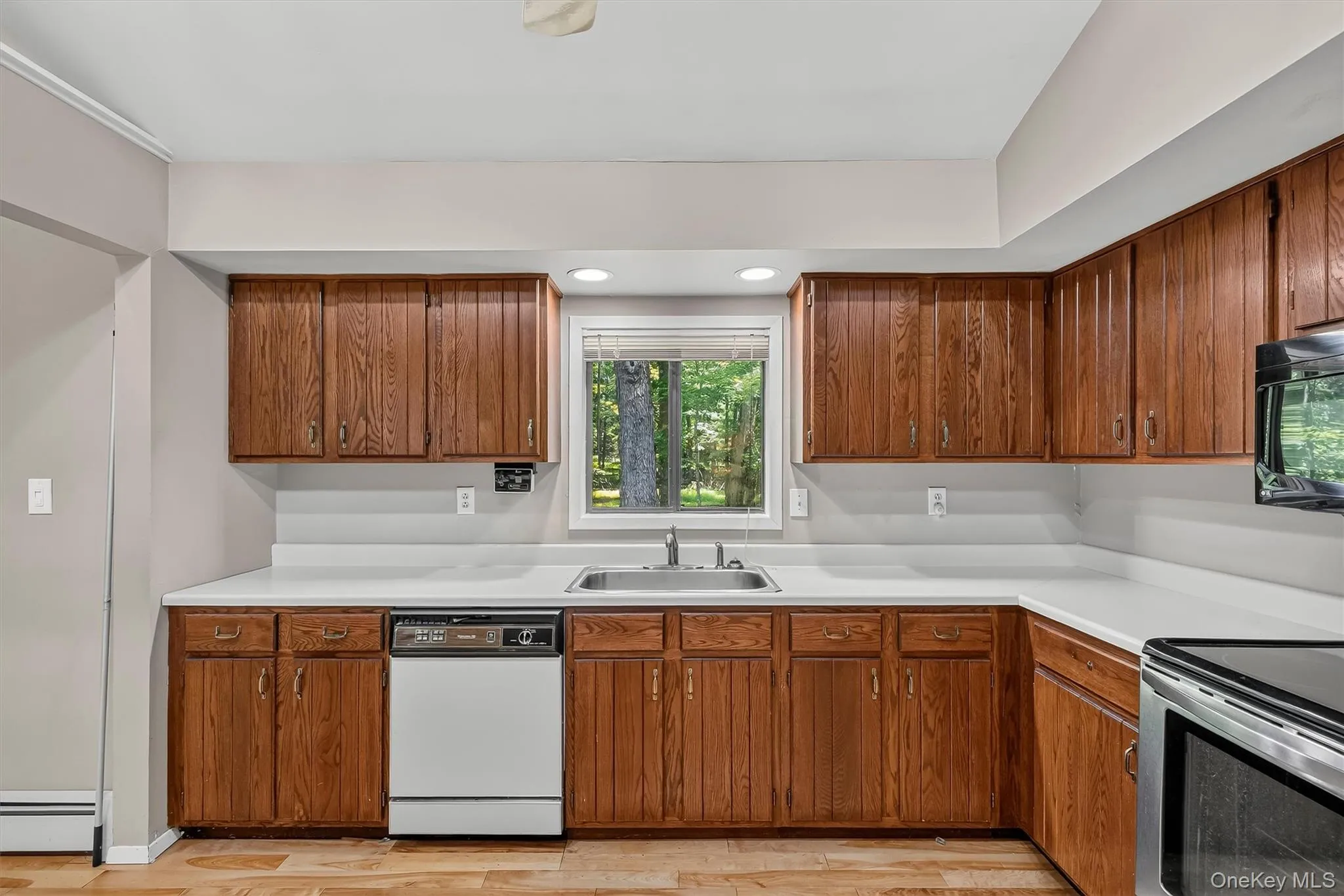 Lots of cabinets and counter space Lots of cabinets and counter space