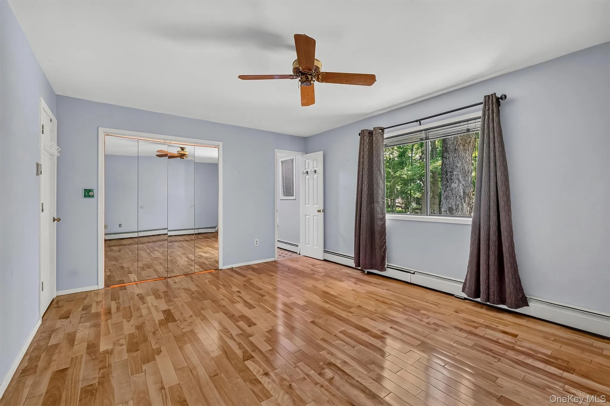 Nice size primary bedroom, overlooks backyard Nice size primary bedroom, overlooks backyard