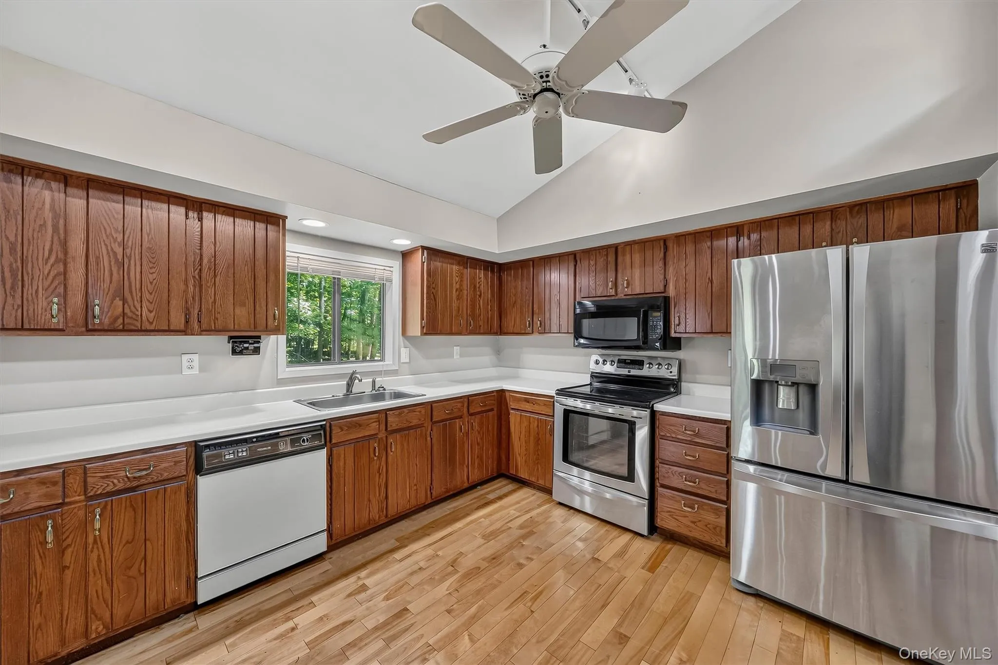 Newer refrigerator and oven Newer refrigerator and oven
