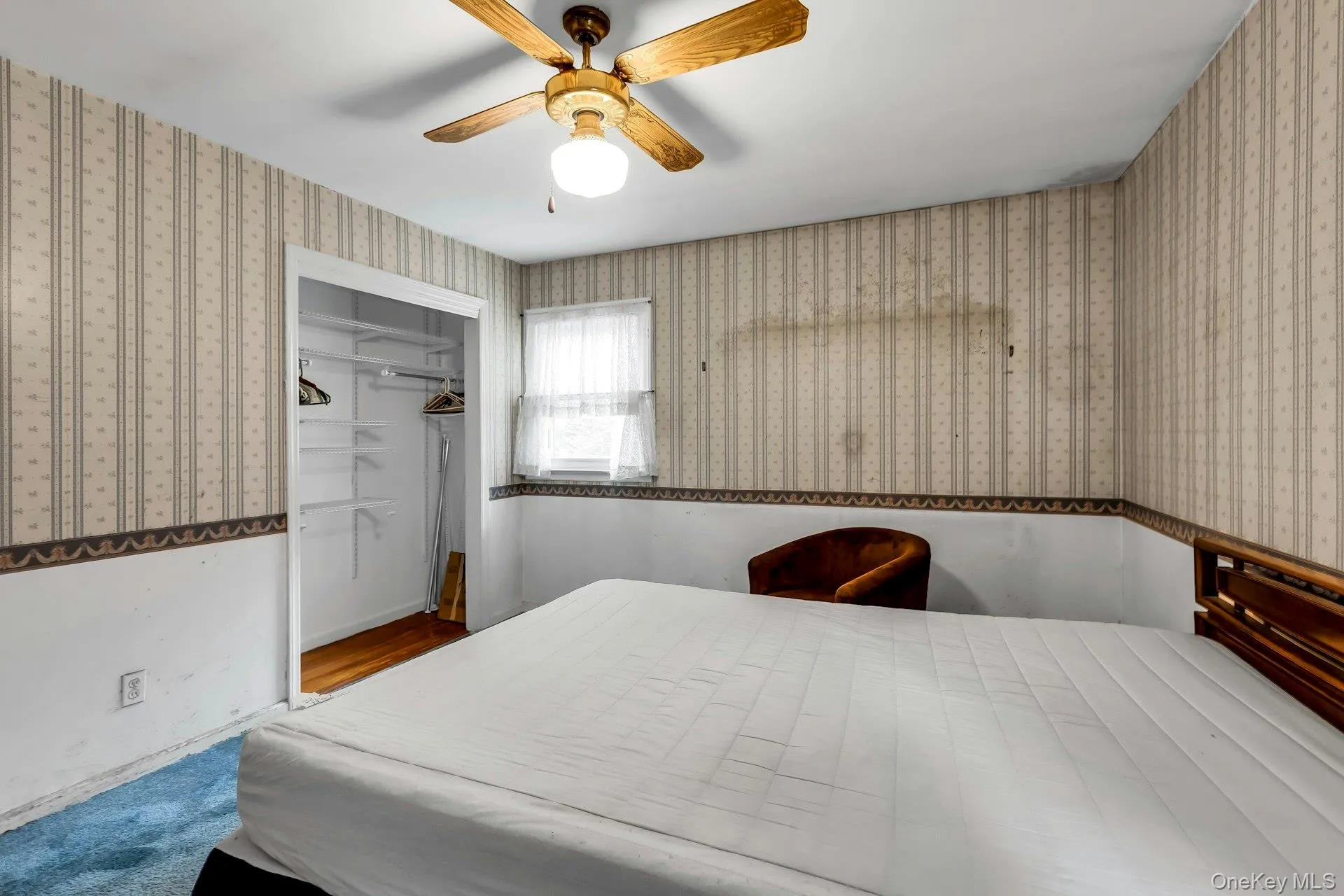 Nice sized Bedroom with 2 Closets Nice sized Bedroom with 2 Closets