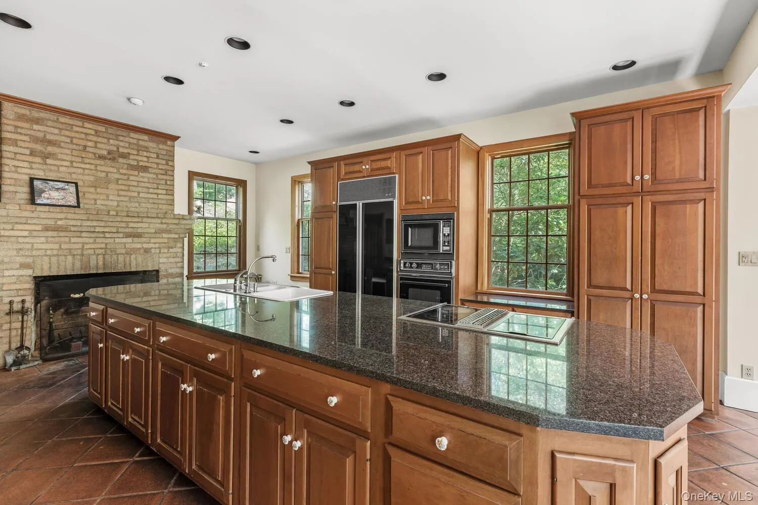 Dark granite countertops, wb fireplace, recessed lighting and plenty of storage Dark granite countertops, wb fireplace, recessed lighting and plenty of storage