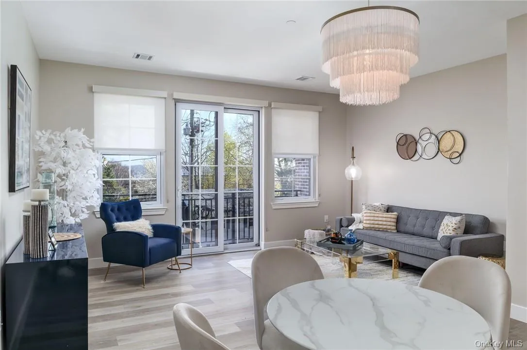 LIGHT & BRIGHT LIVING/DINING ROOM LIGHT & BRIGHT LIVING/DINING ROOM