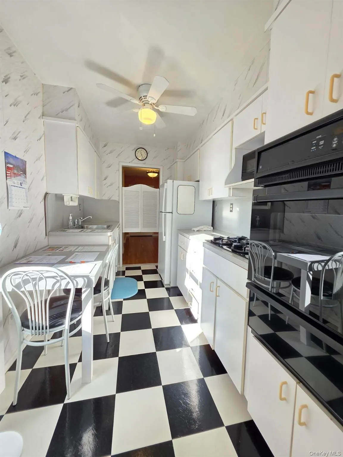 Bright and attractive eat-in kitchen. Decorative flooring and immaculate appliances. Bright and attractive eat-in kitchen. Decorative flooring and immaculate appliances.