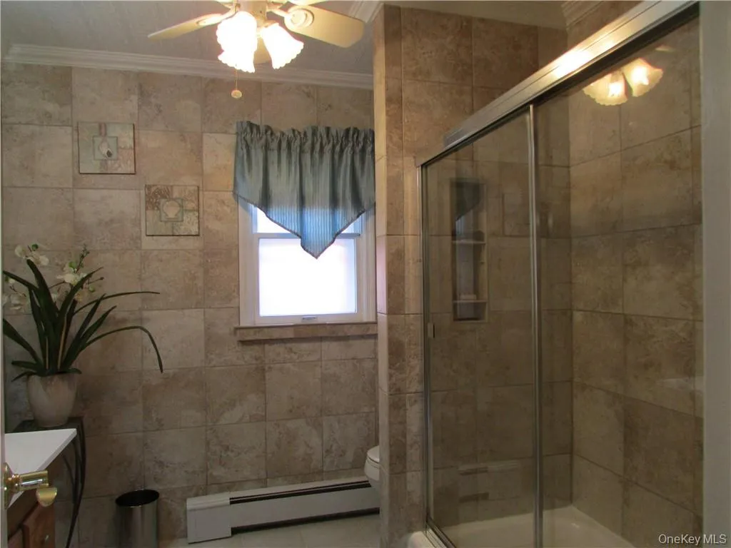 Warm and welcoming full bath Warm and welcoming full bath