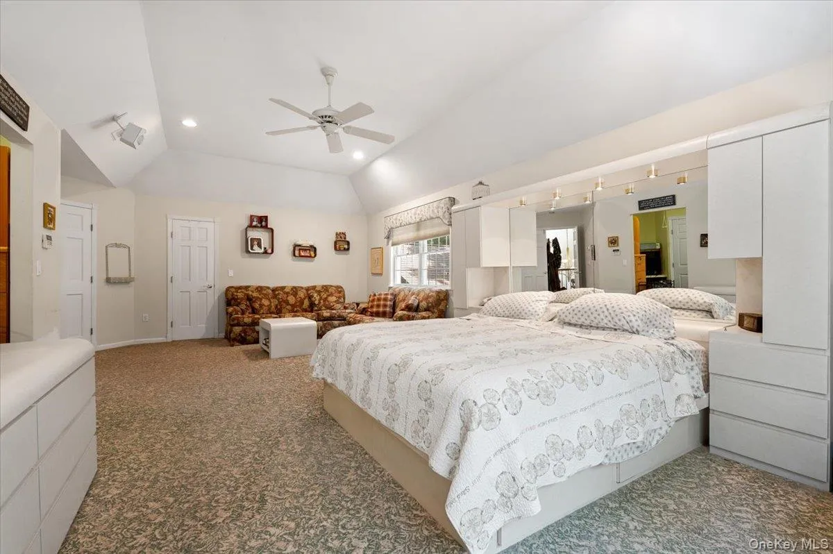 Large Primary Bedroom w/ Ensuite, Walk in Closet, Dressing Area, High Ceiling and Full Bathroom Large Primary Bedroom w/ Ensuite, Walk in Closet, Dressing Area, High Ceiling and Full Bathroom