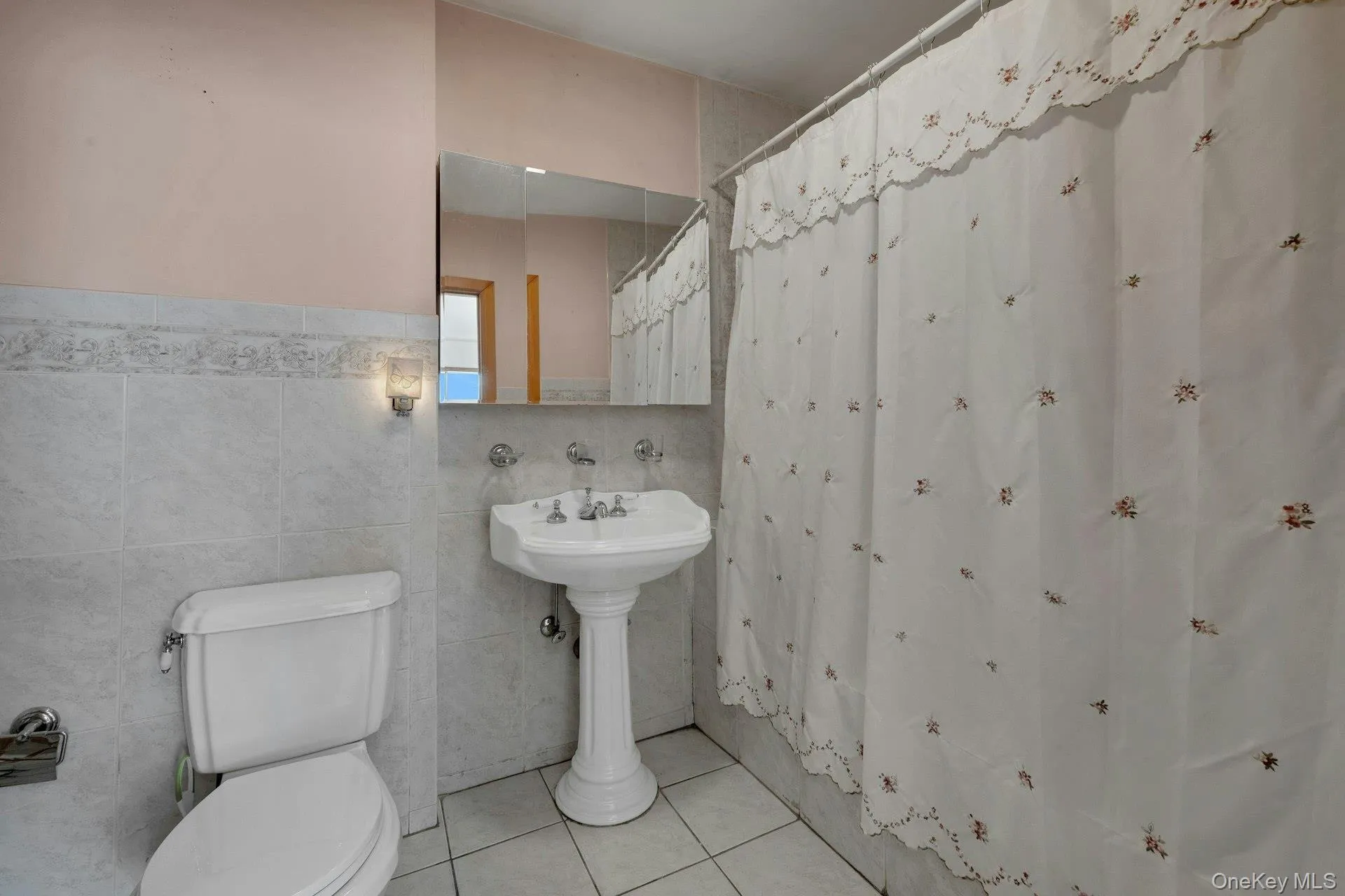 1st floor bathroom with Jacuzzi 1st floor bathroom with Jacuzzi