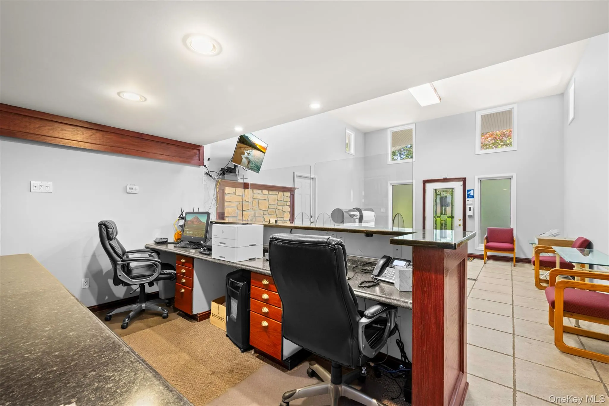 Office with recessed lighting Office with recessed lighting