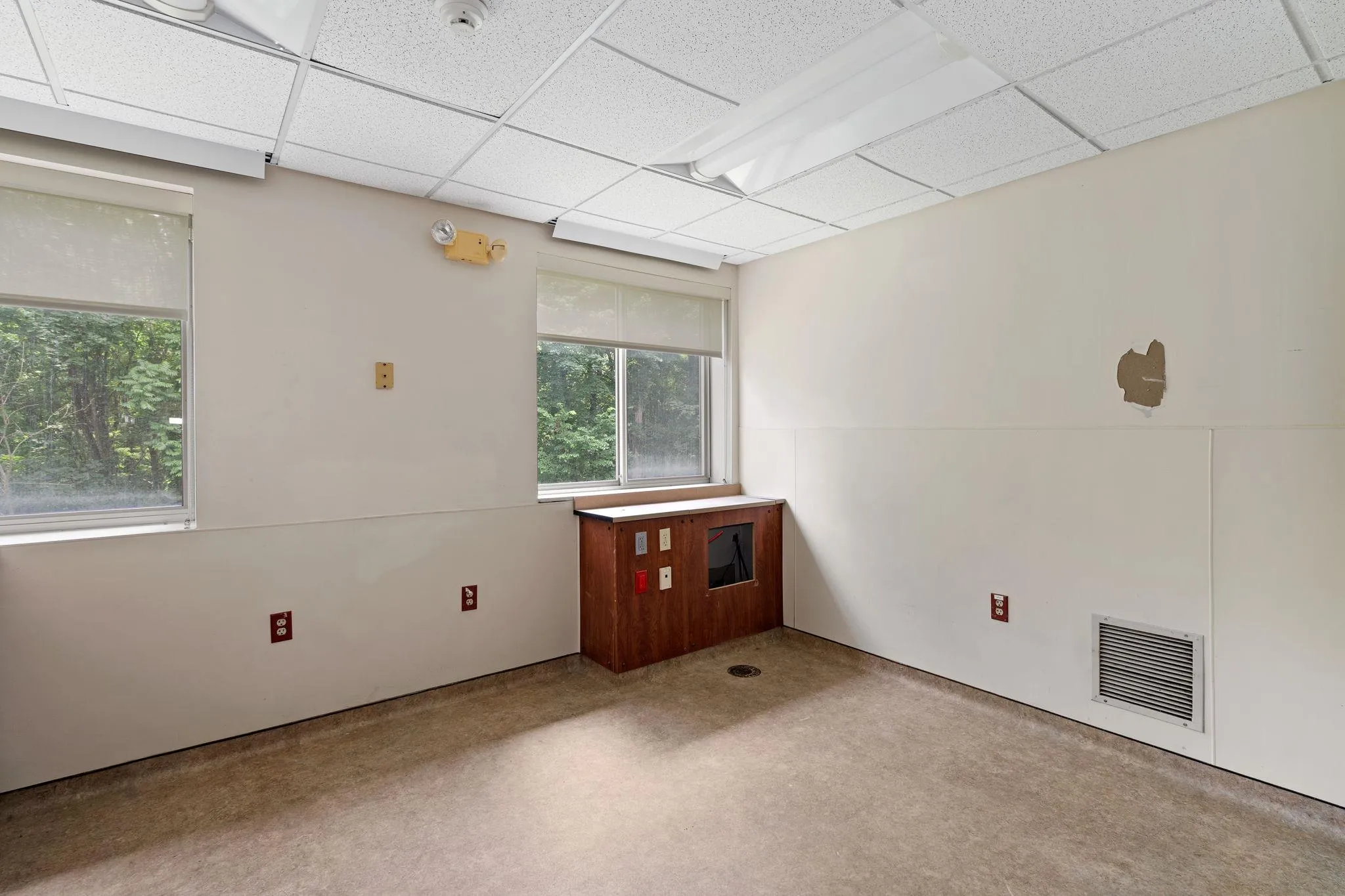 Empty room featuring a paneled ceiling and carpet Empty room featuring a paneled ceiling and carpet