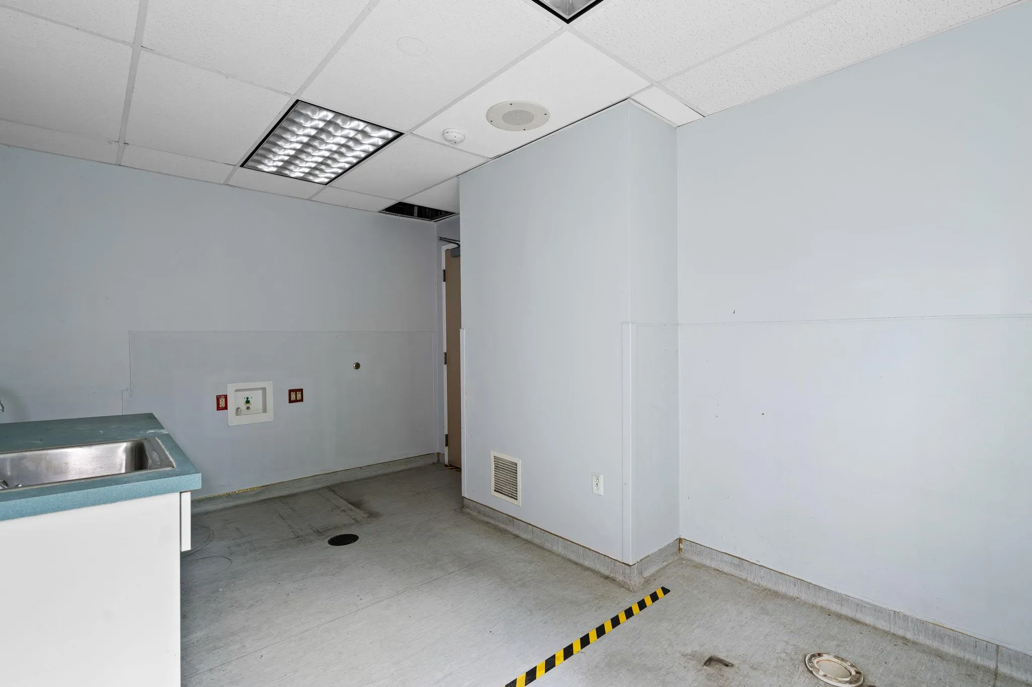 Laundry room featuring a sink and baseboards Laundry room featuring a sink and baseboards