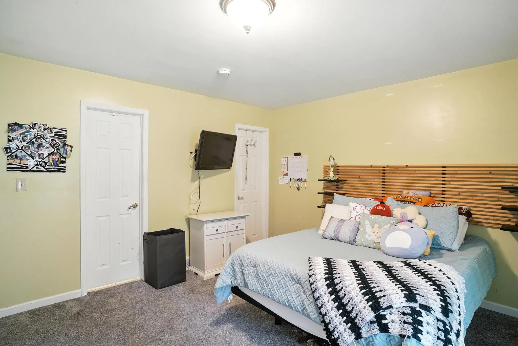 Carpeted bedroom with baseboards on 1st floor Carpeted bedroom with baseboards on 1st floor