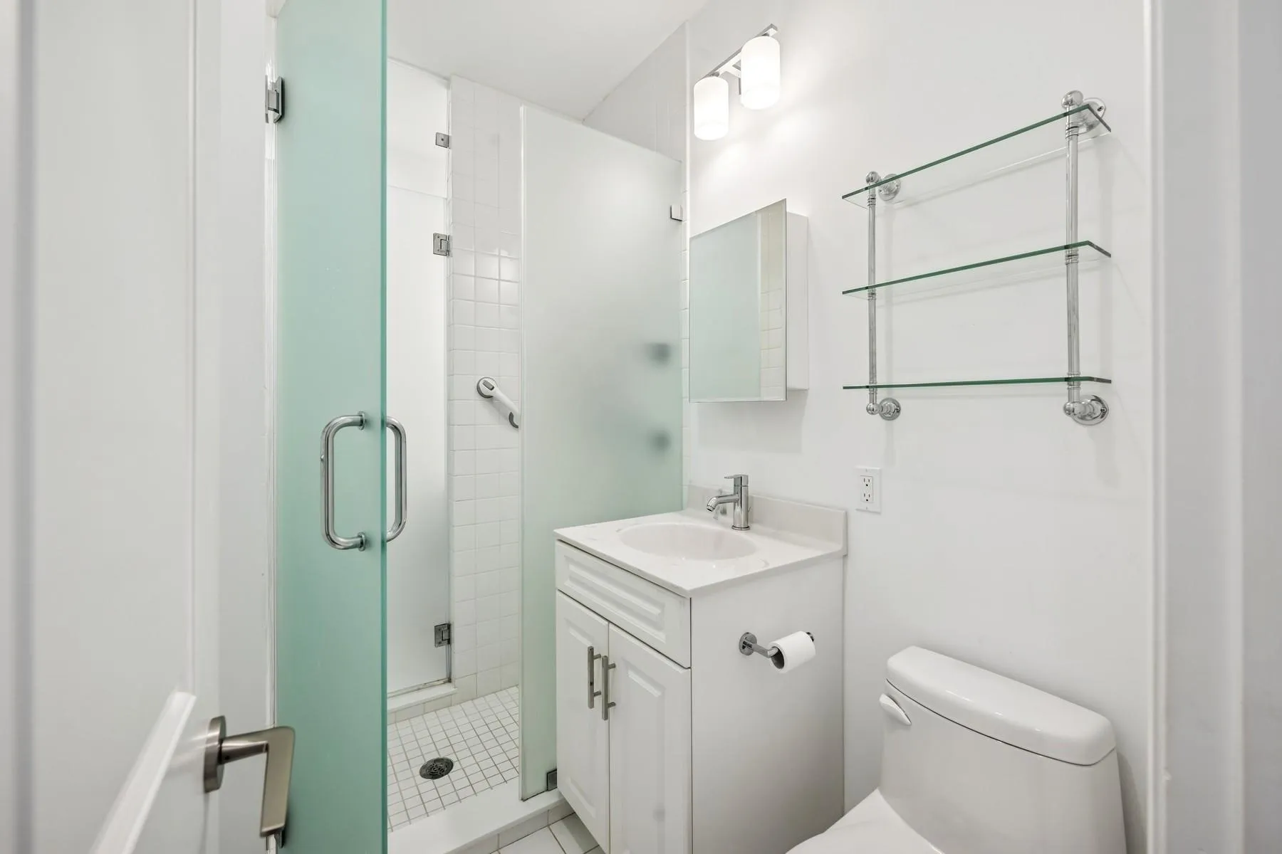 Full bathroom. Full bathroom.