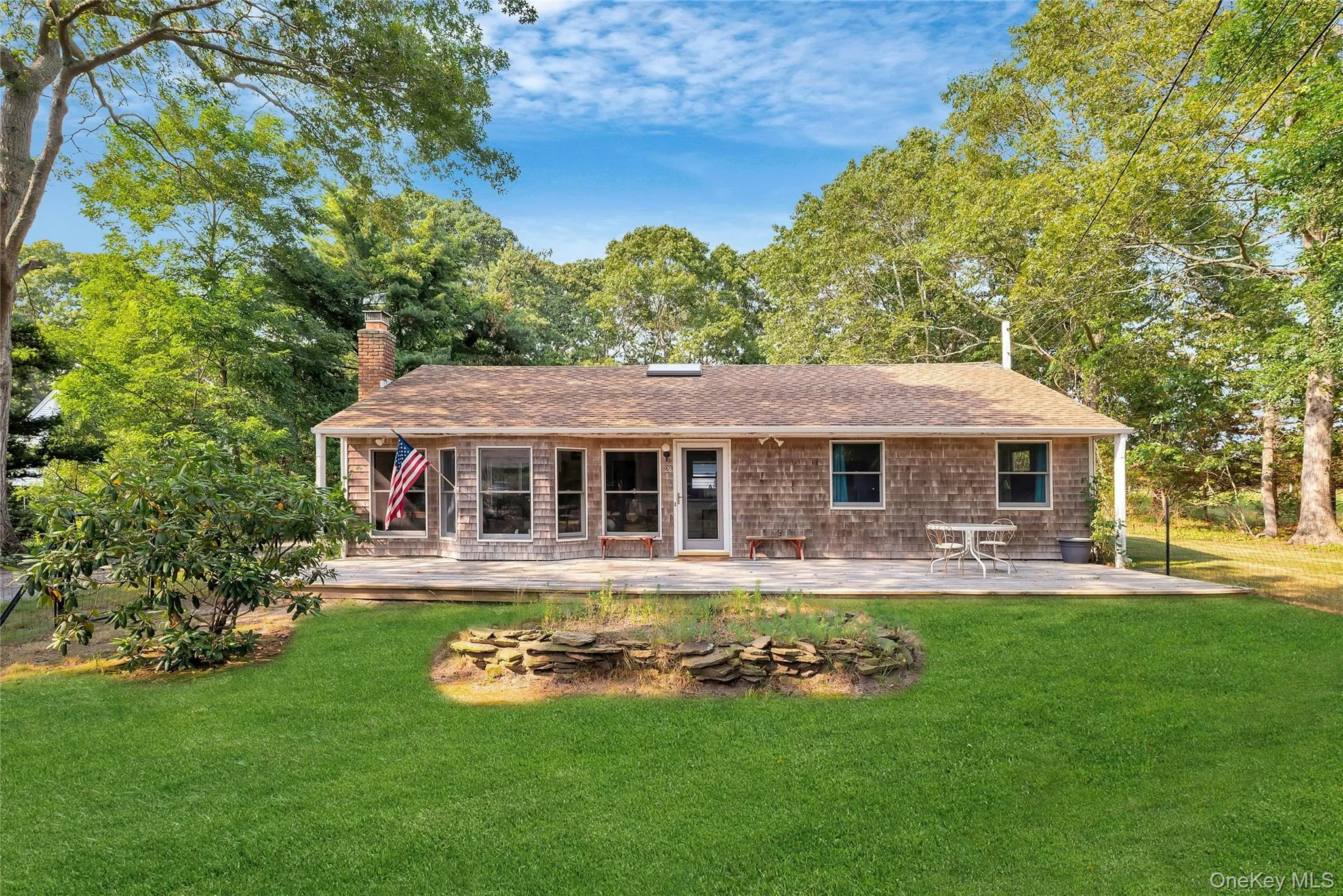 Lots of windows to bring in beautiful light! Lots of windows to bring in beautiful light!