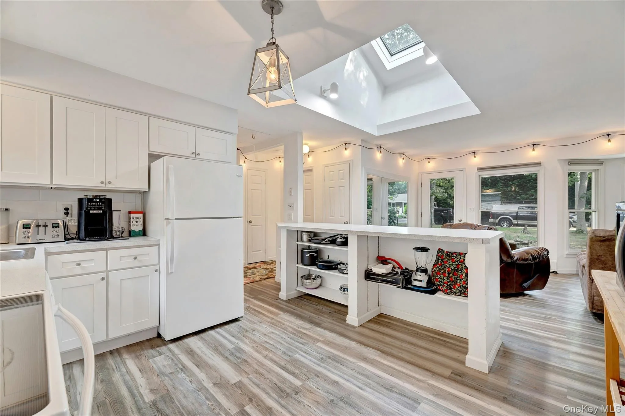 Large, vaulted skylight brings in more beautiful light. Large, vaulted skylight brings in more beautiful light.