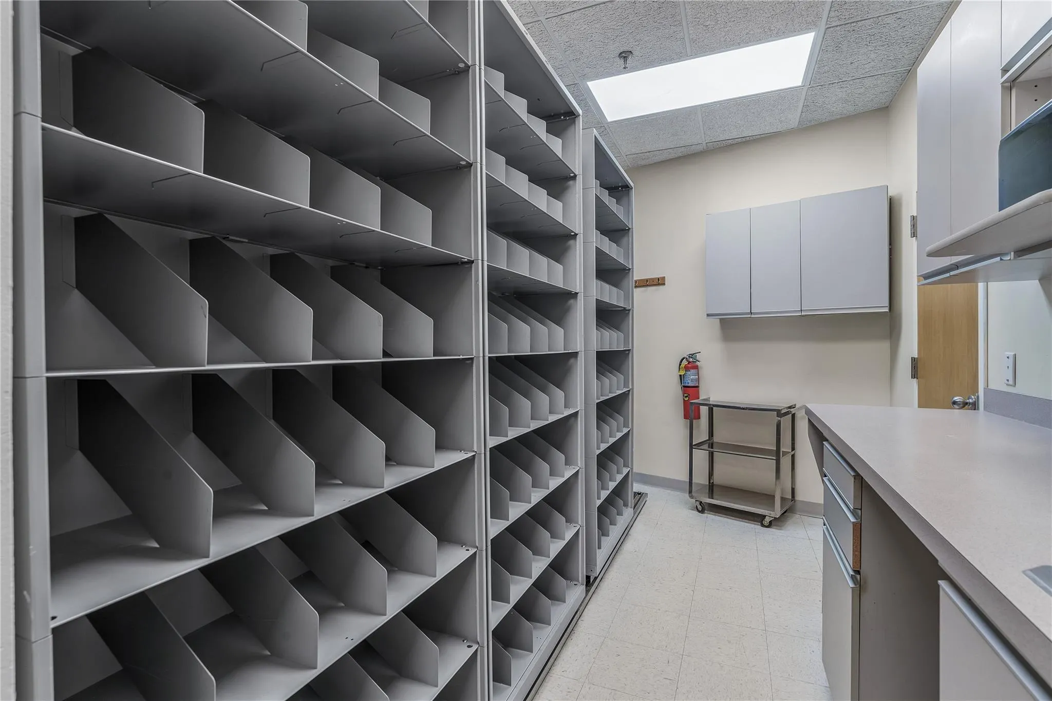 Spacious closet with light floors Spacious closet with light floors