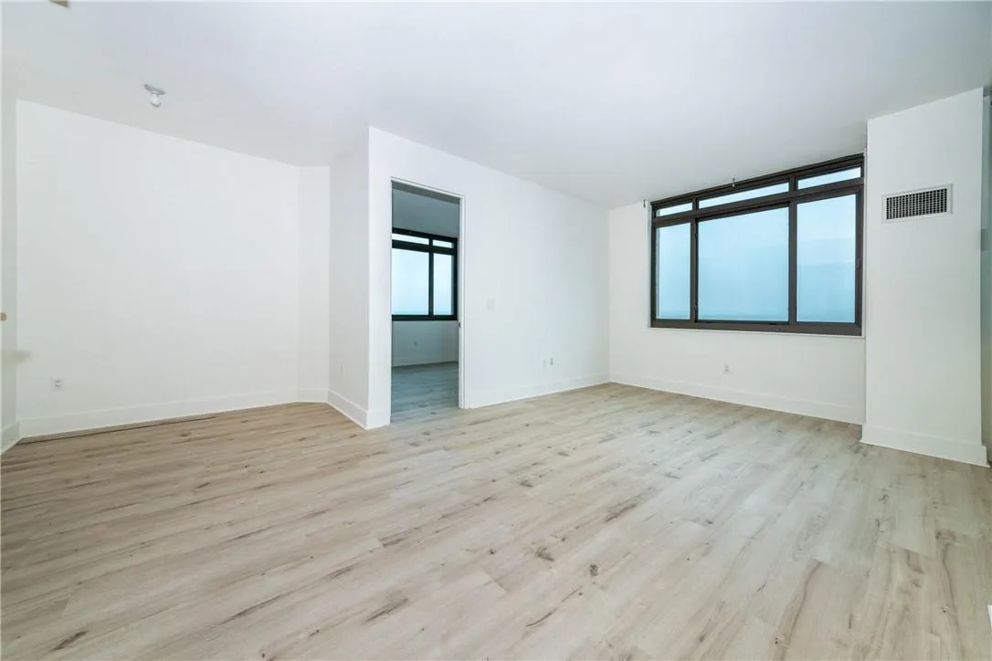 Separate dining alcove Separate dining alcove