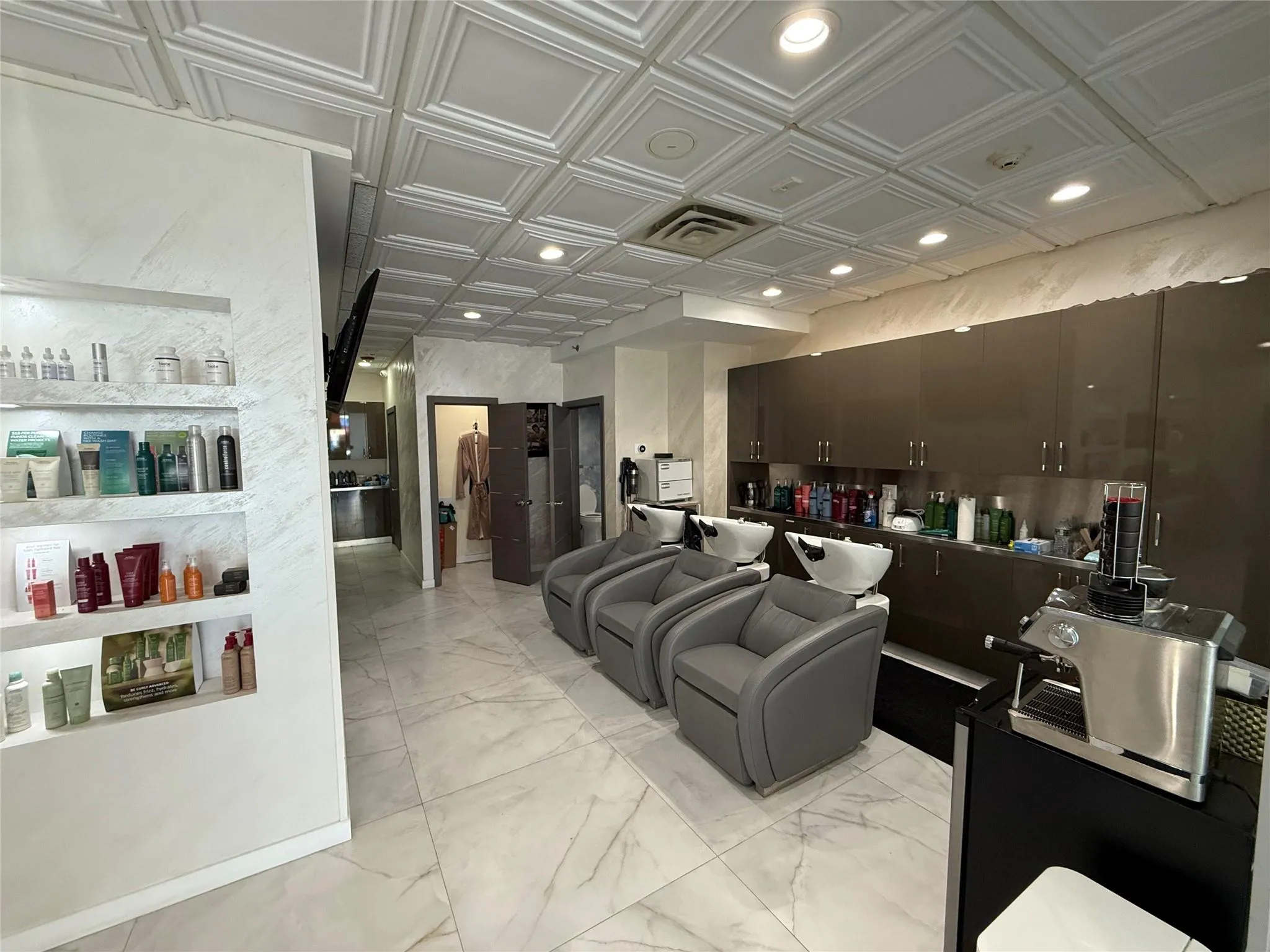 Working salon area Working salon area