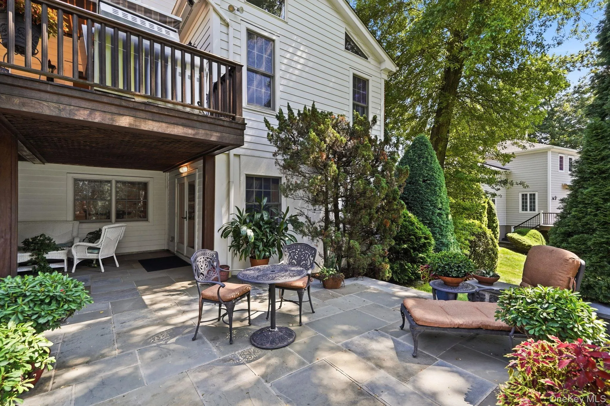 Patio / terrace level with a patio Patio / terrace level with a patio