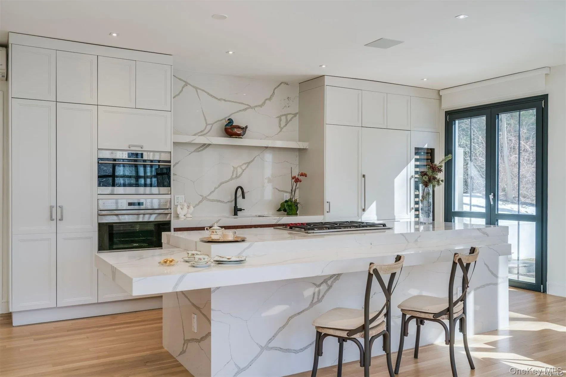 Kitchen w/Center Island Kitchen w/Center Island