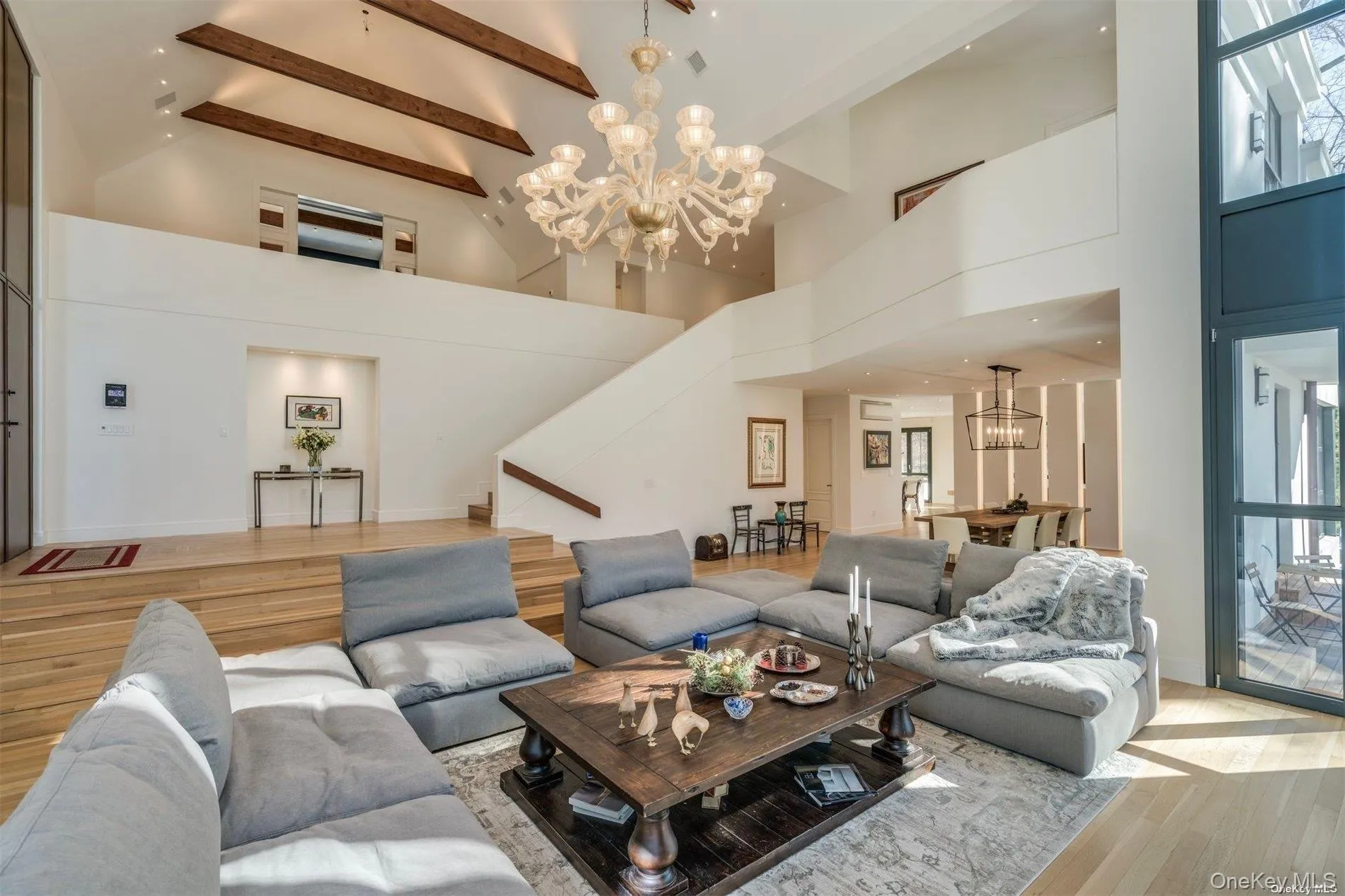 30 ft Vaulted Ceilings in Living Rm 30 ft Vaulted Ceilings in Living Rm