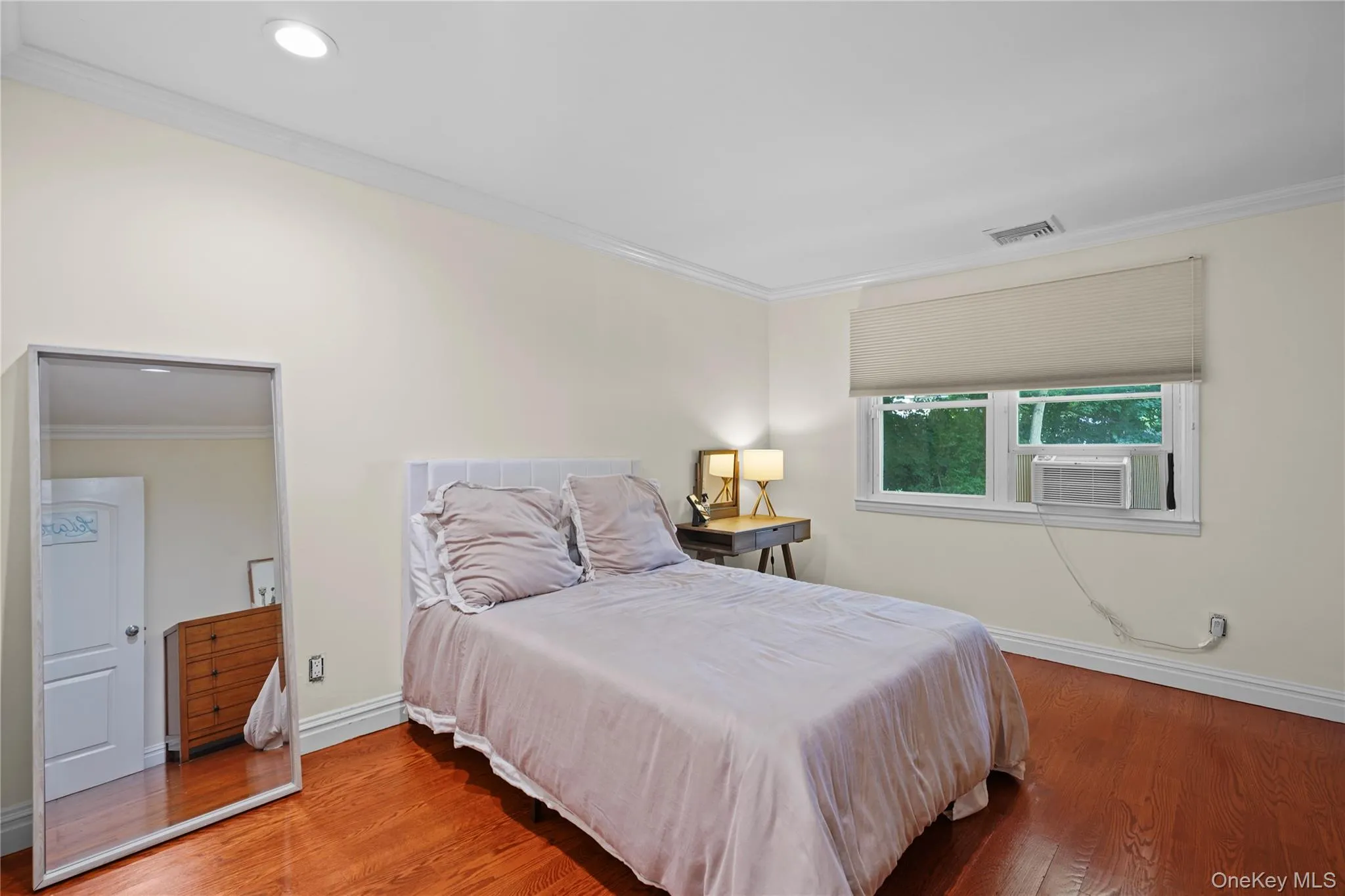 Generously sized bedroom offers space for guests Generously sized bedroom offers space for guests
