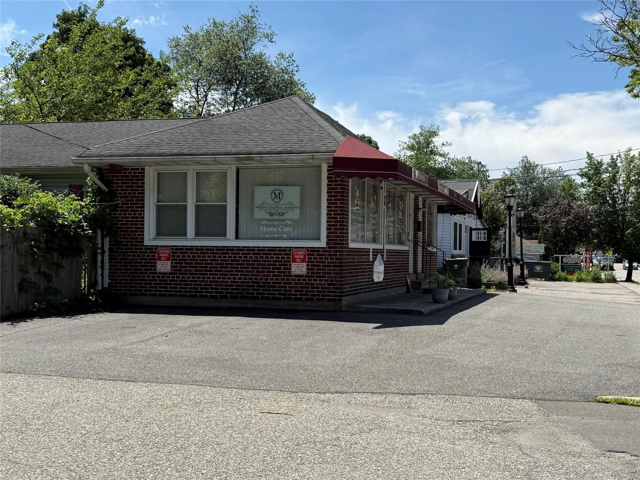 View of side with ample parking for customers and staff View of side with ample parking for customers and staff