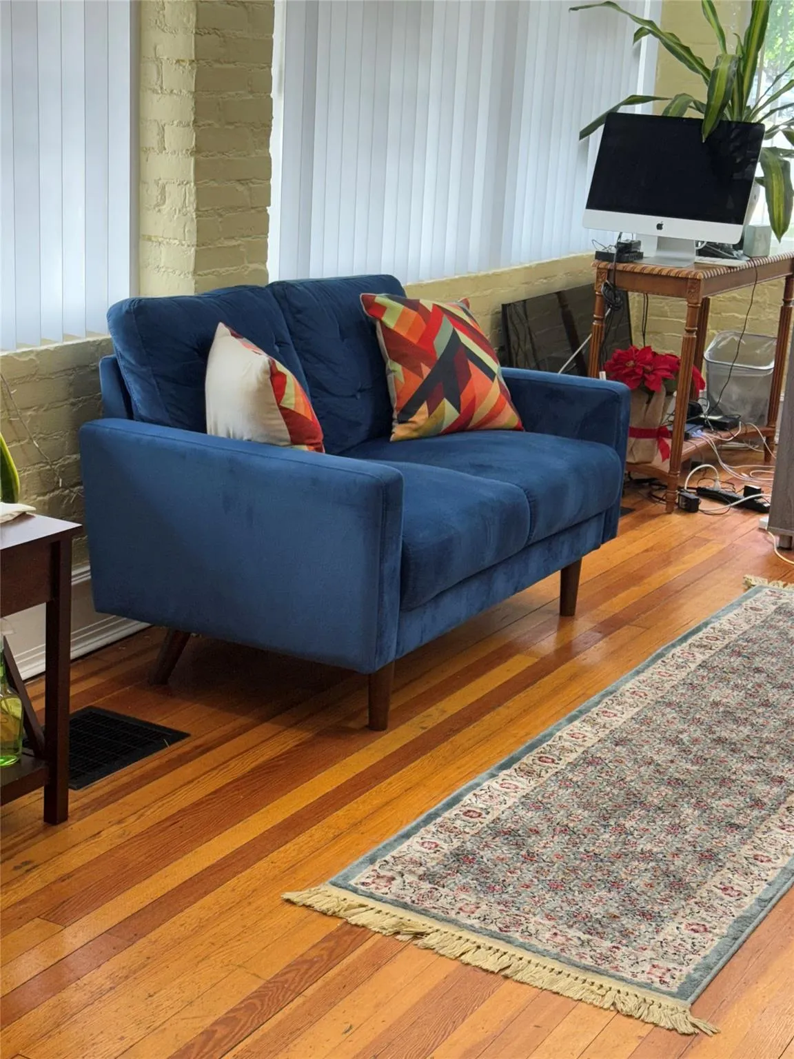 Unit B: Current tenant office space/ furniture Unit B: Current tenant office space/ furniture