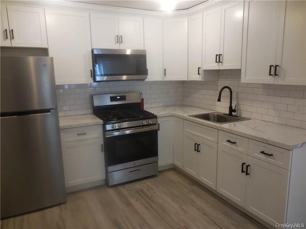With stainless steel appliances, refrigerator,microway, oven/range. With stainless steel appliances, refrigerator,microway, oven/range.