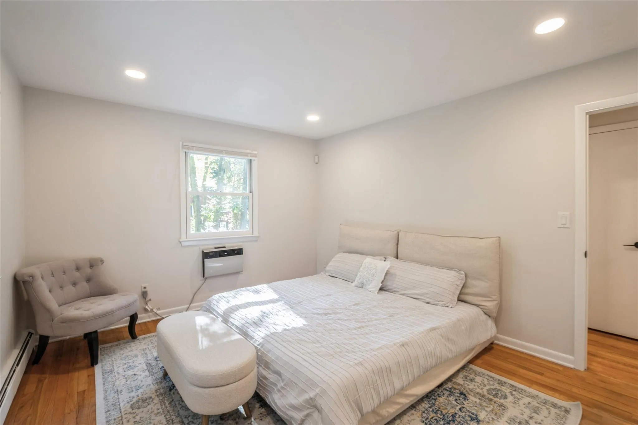 Spacious bedrooom Spacious bedrooom